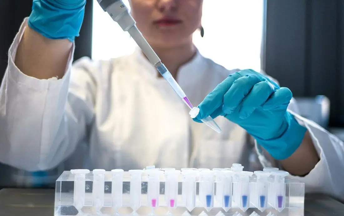 Laboratuvarda pipet ile numune analizi